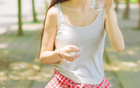 小孩发烧身子热怎么办（孩子发烧 身上很热）